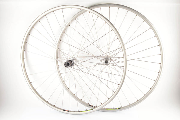 Wheelset with Alesa 913 clincher rims and Campagnolo Record #HB-00RE #FH-00RE hubs from the 1990s
