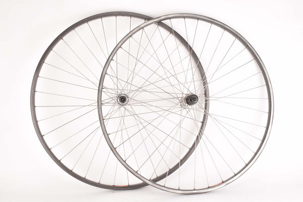 Wheelset with Mavic MA 40 Clincher Rims and Shimano Dura-Ace #7400 / #7401 Hubs