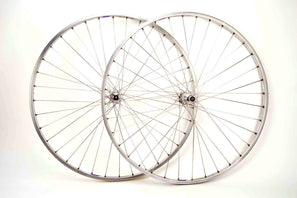 Wheelset with Campagnolo Lambada clincher rims and Campagnolo Record hubs from the 1980s