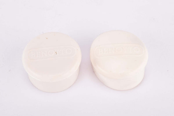 NOS original white Benotto "panto" handlebar end plugs - Lenkerendstopfen - tappi manubrio

Weight/Gewicht :
7 g

Diameter / Durchmesser :
~ 23.5 mm (inner diameter / Innendurchmesser)&nbsp;
~ 26.7 mm (outer diameter / Außendurchmesser)

Scope of delivery / Lieferumfang:
2 handlebar end plugs

Condition / Zustand :
New old Stock (NOS) with signs of storage
Neuer Altbestand mit Lagerspuren

Please note / Bemerkung :
-
